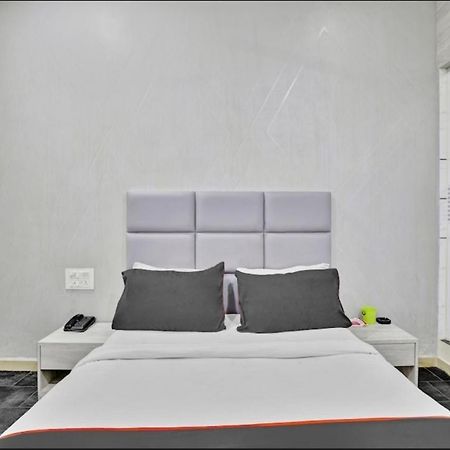 Hotel Unicorn, Surat Ngoại thất bức ảnh